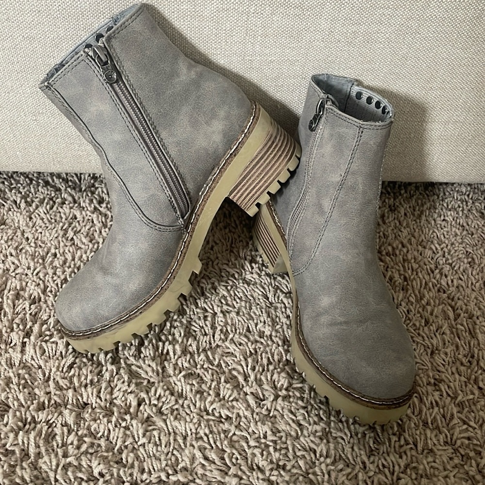 Gray boots Size 6